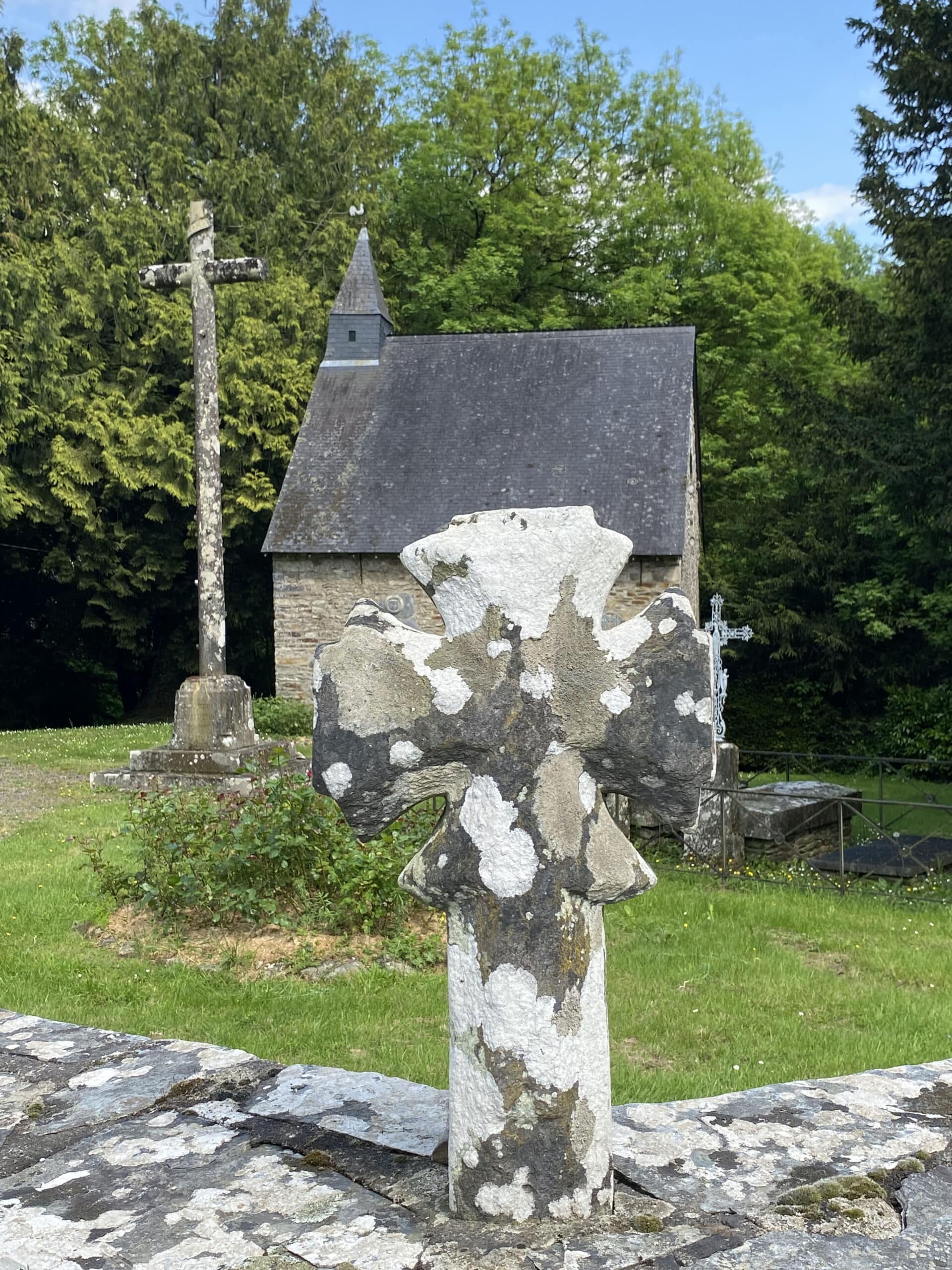 Croix pattée en schiste, 17e siècle, façade ouest, Vieux-Bourg, Tréal