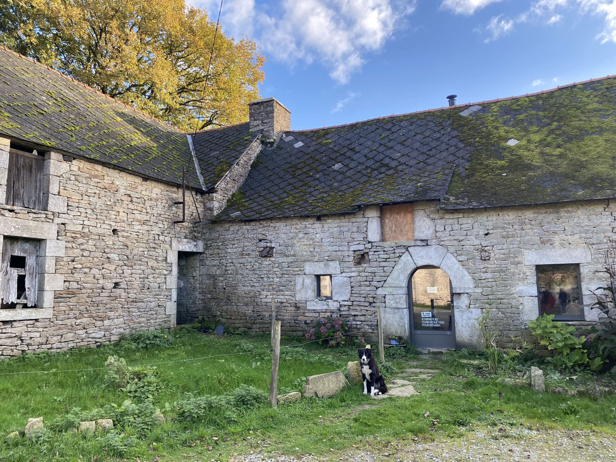 Maison en granite, façade nord, Les Noës, Saint-Servant