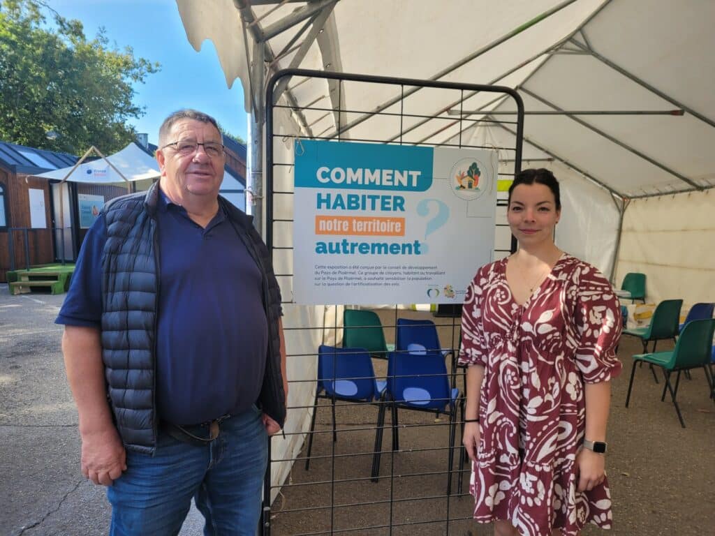 Photo 2 personnes devant les panneaux de l'exposition