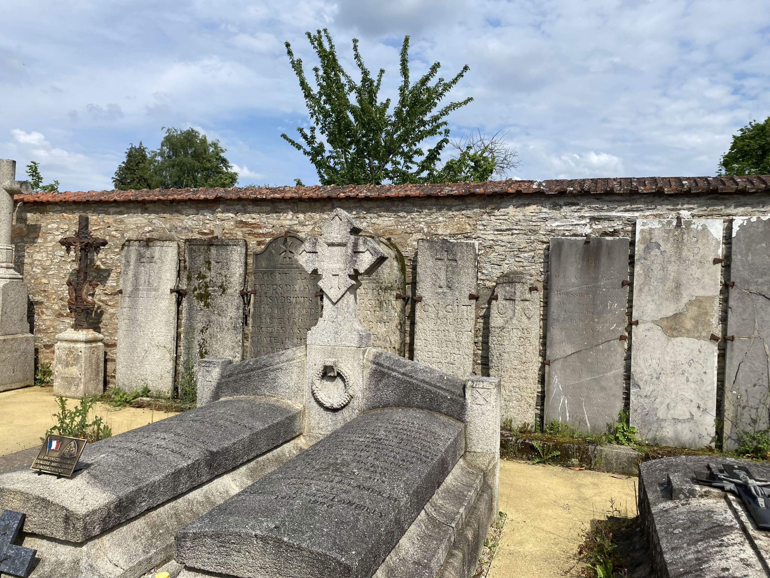 Dalles funéraires, cimetière de Ploërmel